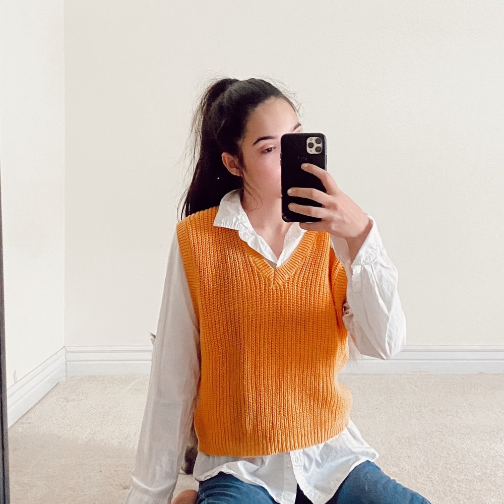 BLOGGER FAVORITE 🤩 VTG Yellow Sweater Vest